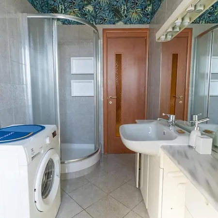 Casa Marina Trilocale Panoramico Vicino Metro 아파트